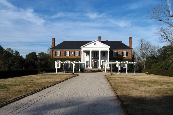 The Boone Hall Plantation includes several buildings, a farm, and garden. The garden has an area of antique, 100-year-old roses. There is also a nearby butterfly pavilion.